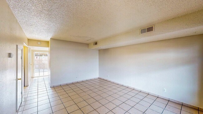 Building Photo - 2 BEDROOM 1 1/2 BATH TOWN HOME
