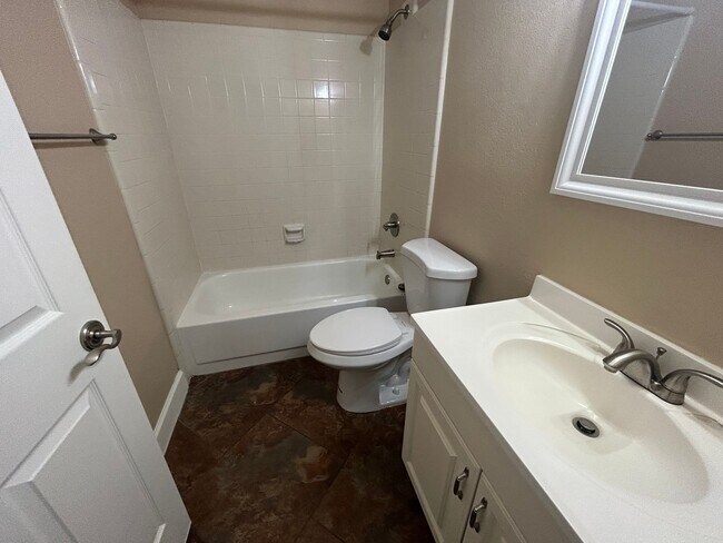 Building Photo - 4 Bedroom 2 Bath Greenfield Park Home