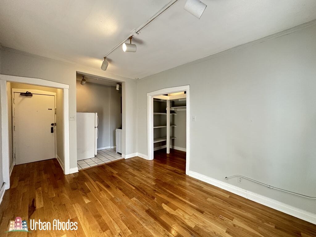 Building Photo - 515 W Melrose St