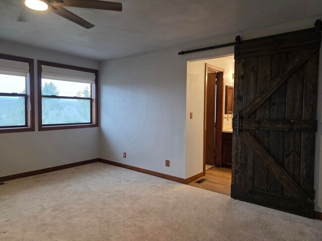 Building Photo - 4 Bedroom Poulsbo Home