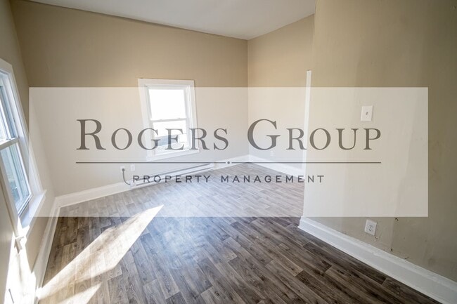 Building Photo - 718 John St