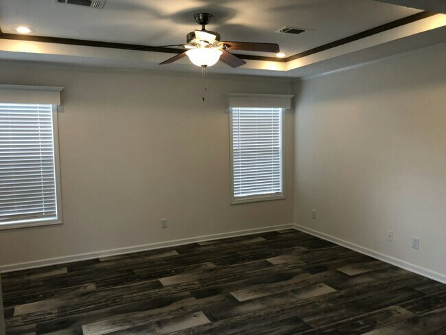 Building Photo - 309 Eland Dr
