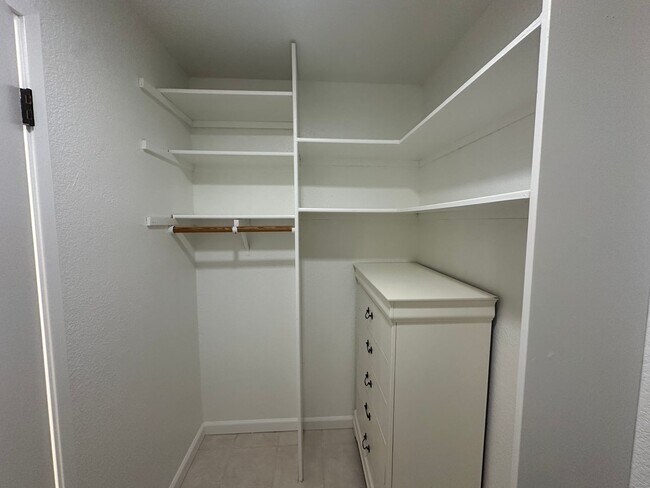 Building Photo - One Bedroom in a Great Community, Excellent Location, with a Pool!