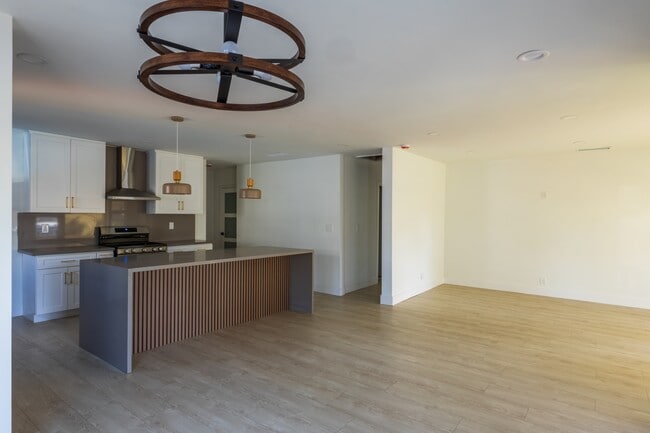 Building Photo - 17601 Hamlin St