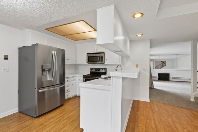 Building Photo - For Rent 3 Bed, 2.5 Bath Condo in Mesa Verde, Costa Mesa $4,195