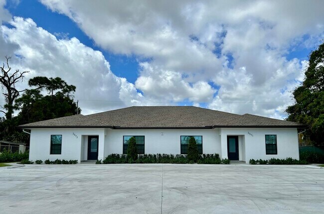 Building Photo - 2571 Gulfstream Rd