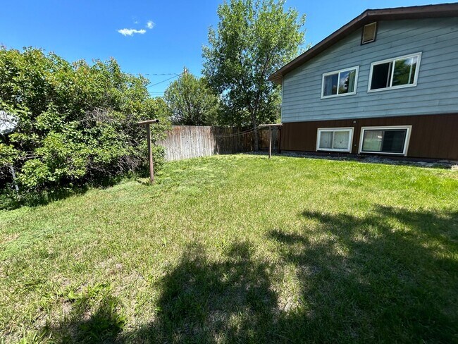 Building Photo - 5 Bed 2 Bath Home with 2 Car Attached Gara...