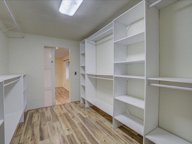 Building Photo - 4 Bedrooms, 3 Bathrooms