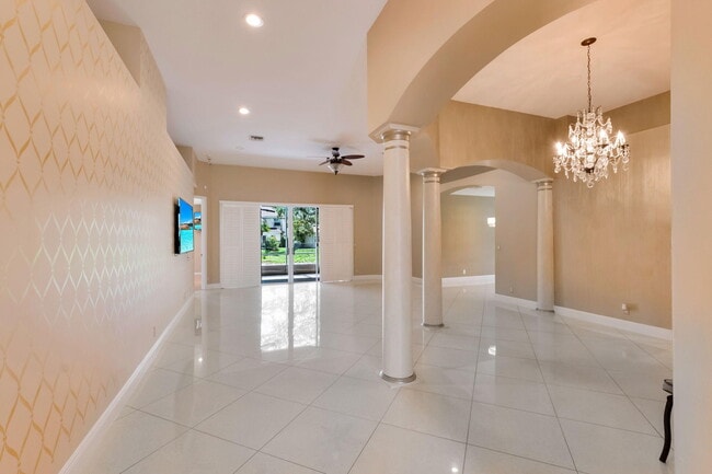 Building Photo - 12372 Cascades Pointe Dr