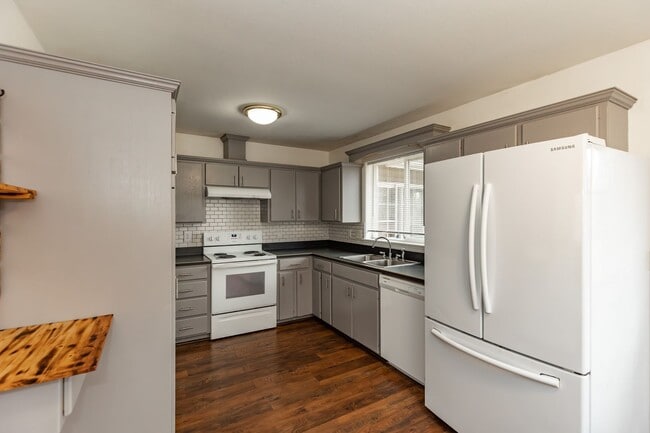 Building Photo - **MOVE IN SPECIAL!** Pet Friendly Charming 3 Bedroom Home with large office!