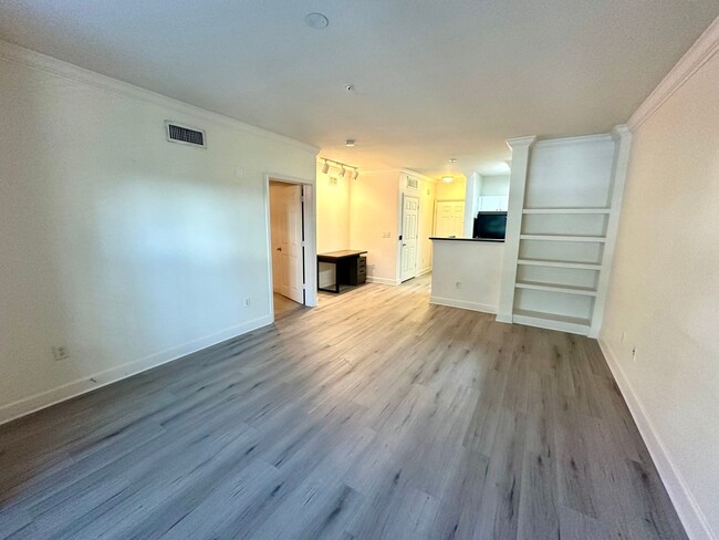 Building Photo - Chic 1-Bed, 1-Bath Apartment in the Heart ...