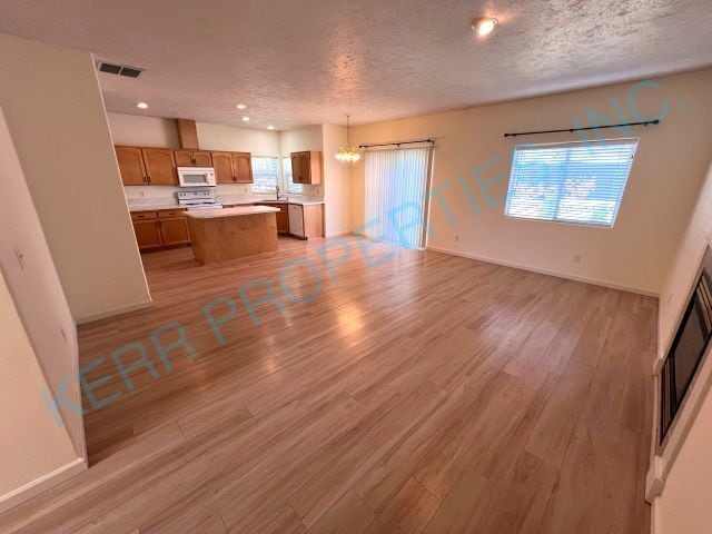 Building Photo - Charming 3-Bed Home with 2.5 Baths & 1558 ...