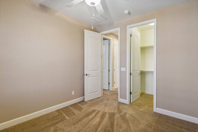 Building Photo - Welcome to this Charming 5 bedroom, 3.5 ba...