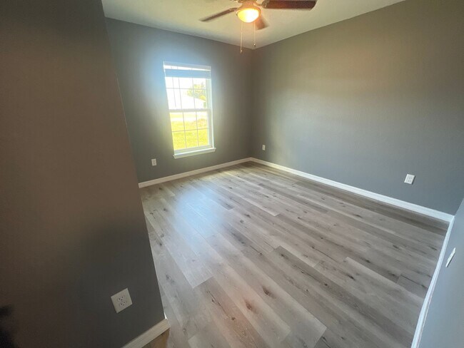 Building Photo - Custom Home - Desirable SE Ocala Neighborhood 3/2/2 **Won't Last**