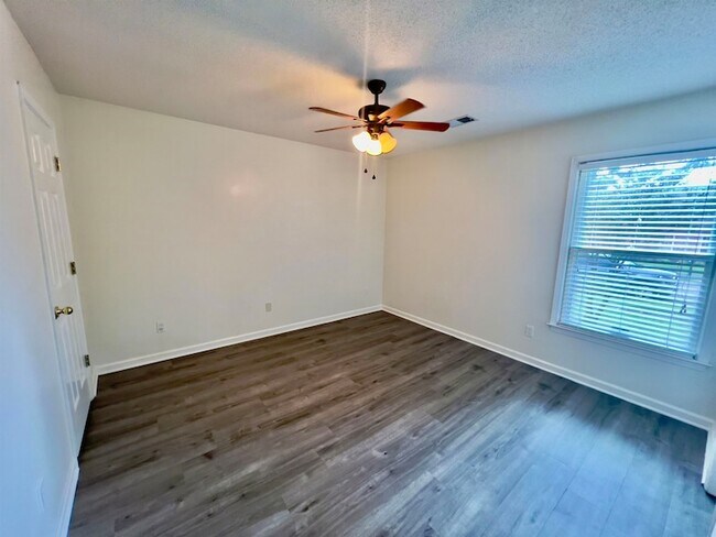Building Photo - 545 Wilkes Cove