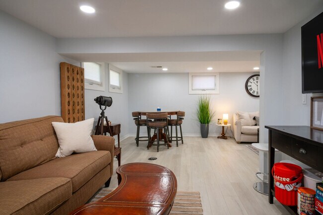 Building Photo - 525 Circle Dr