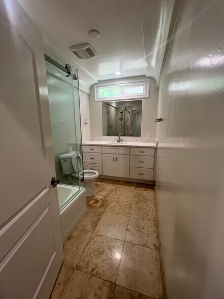 Building Photo - 1518 S Carmelina Ave