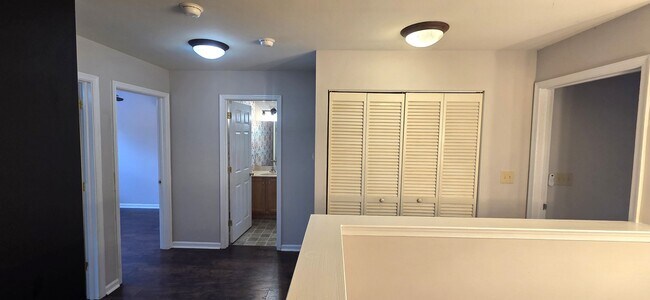 Building Photo - Beautiful 3 bedroom 2.5 bathroom END Unit ...