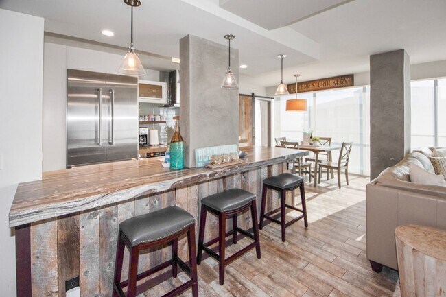 Building Photo - 1810 Avenida Del Mundo