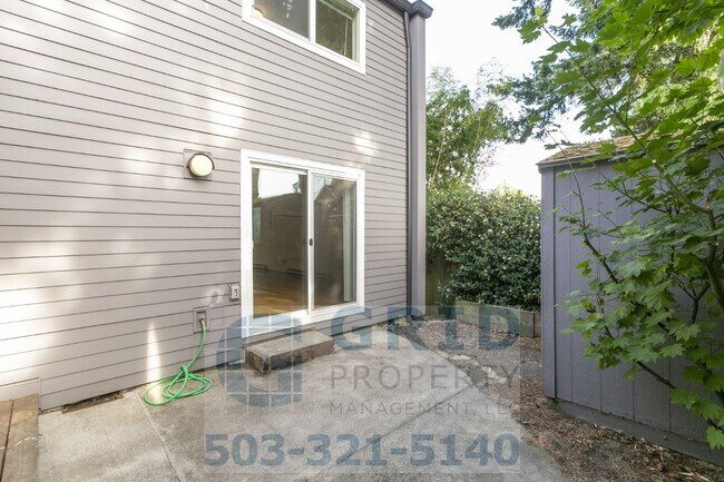 Building Photo - GPM648 - SE Stark St (T1)