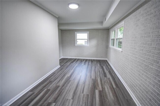 Building Photo - 318 Collinwood Dr