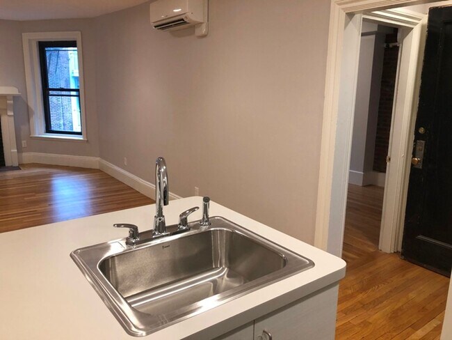 Building Photo - Back Bay 1bed / 1bath available Feb 1 $3450