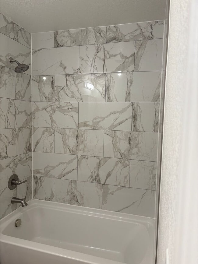 Building Photo - Beautiful 4 Bedroom, 2 Bath in Prime Location