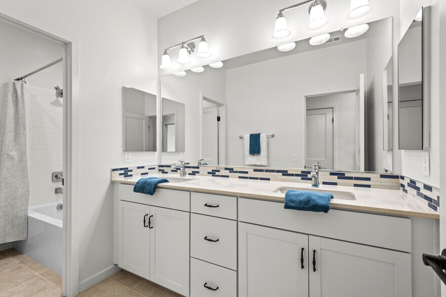 Full hallway bath - 212 Red Brick Dr