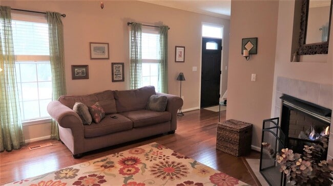 Building Photo - 3 Bedroom 2.5 Home in Christiansburg!
