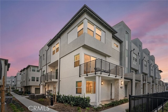 Building Photo - 1323 W Cara Dr