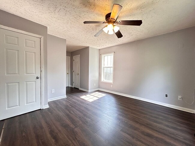 Building Photo - Spacious 4-Bedroom Home W/Sunroom & Large ...