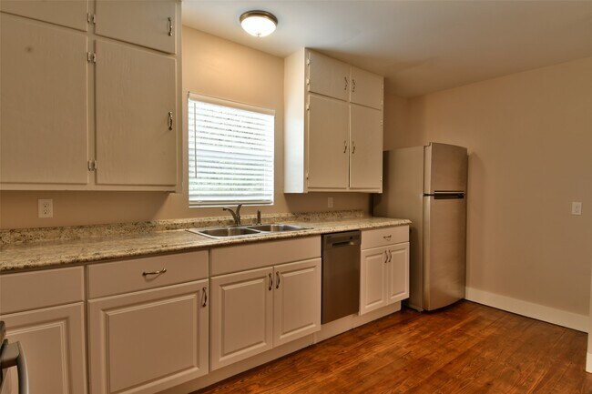 Building Photo - 409 E Austin St