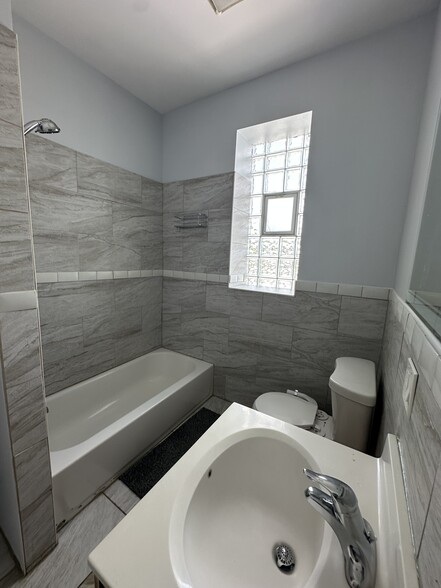 Bathroom - 3626 W Polk St