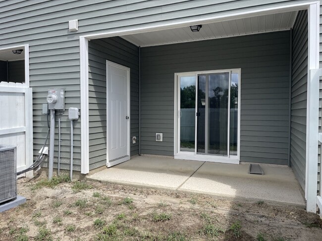 Building Photo - Two Bedroom Two and a half Bathroom Townhome located in Hubert!