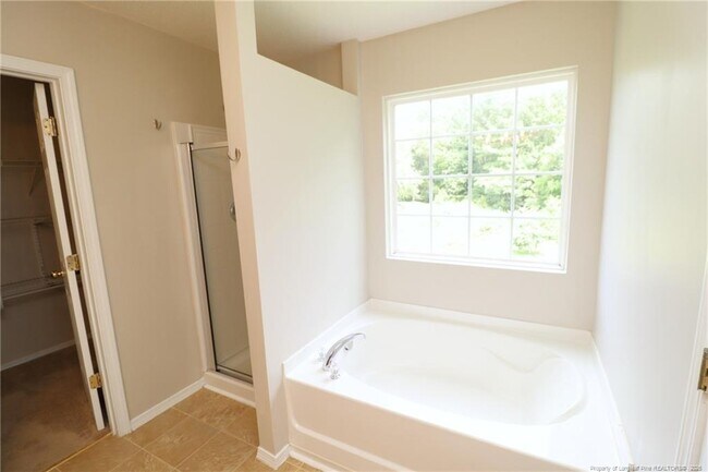 Building Photo - 5 Bellmore Ct