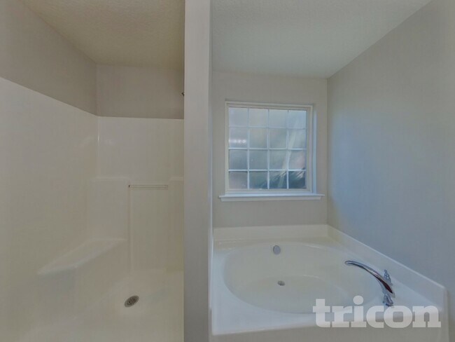 Building Photo - 6 Alderwood Ct