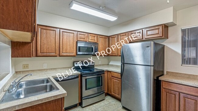 Building Photo - 1810 E Blacklidge Dr