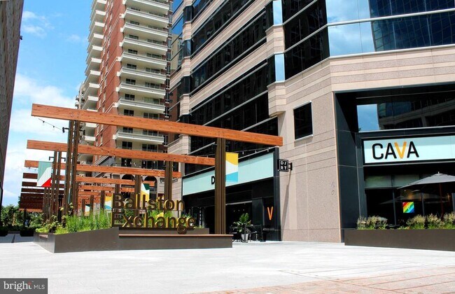 Building Photo - 3800 Fairfax Dr