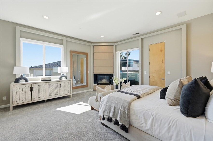 Building Photo - 2406 Ocean Dr