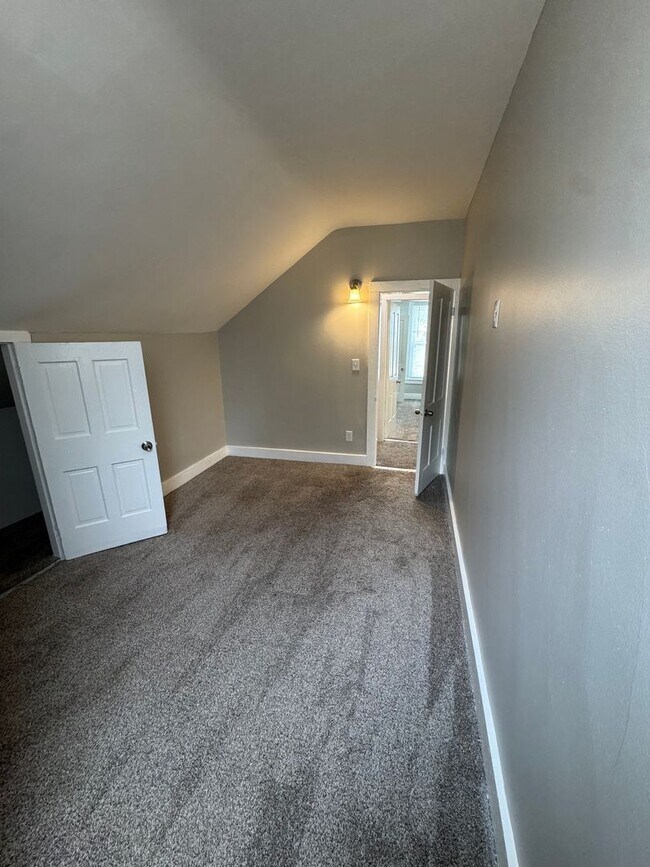 Building Photo - Spacious Four Bedroom House Close to Downt...