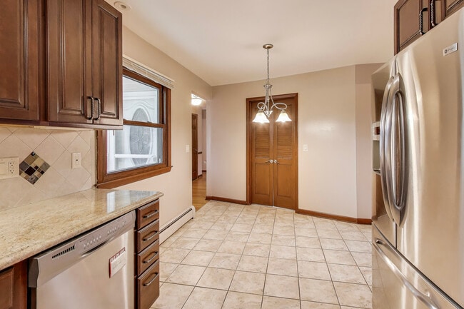 Building Photo - 933 Garden Ln
