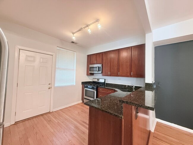 Building Photo - 1509 E 65th St