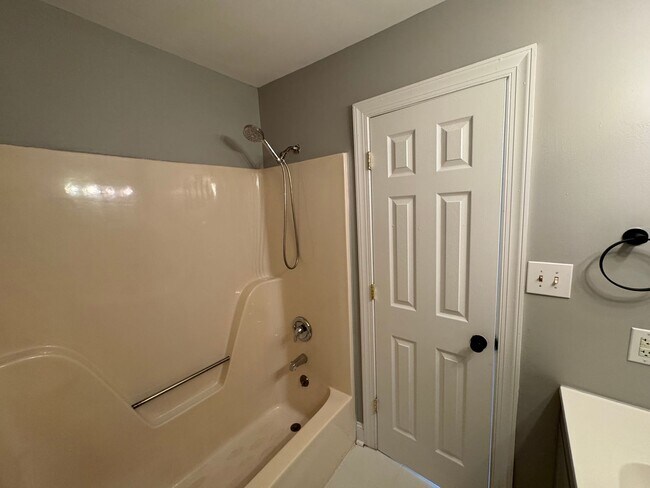 Building Photo - 5612 Darrow Dr