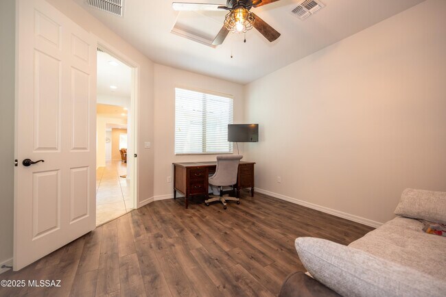 Building Photo - 5758 S Clonmellon Ave