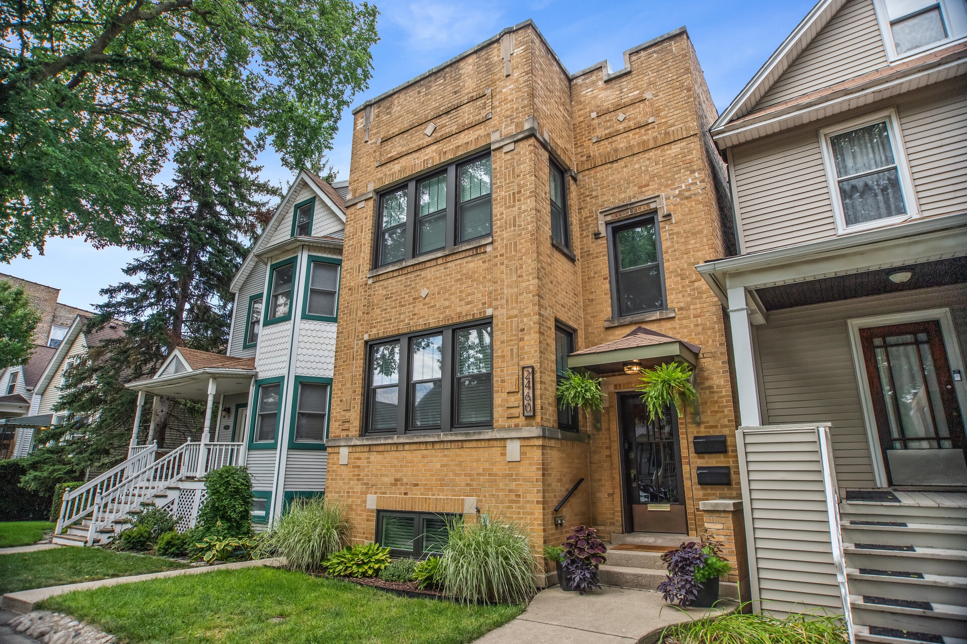 Building Photo - 2460 W Cullom Ave