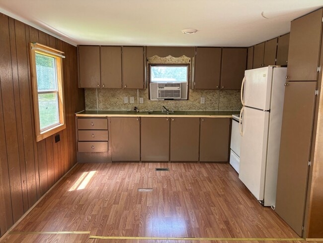 Building Photo - 2 BDRM 1 BA SINGLEWIDE MOBILE HOME IN PARK...
