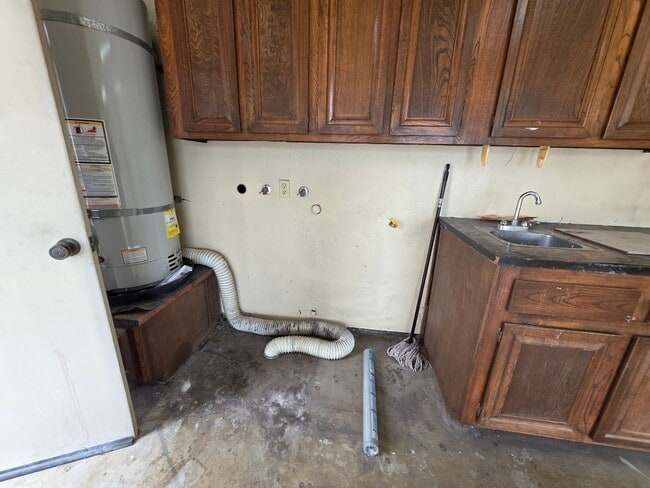 Building Photo - SPACIOUS 4BD/2BA WITH GARAGE, LAUNDRY AND ...
