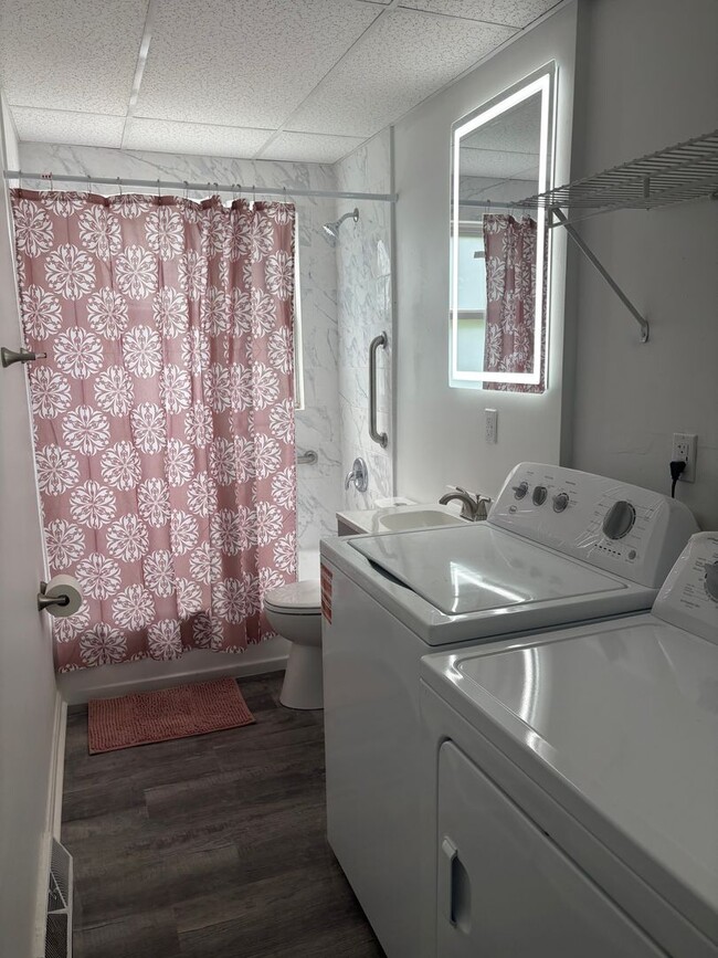 Building Photo - 2-Bedroom Remodeled Unit across from Lake Erie