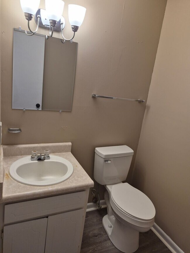 Building Photo - 145 Deerwood Ct