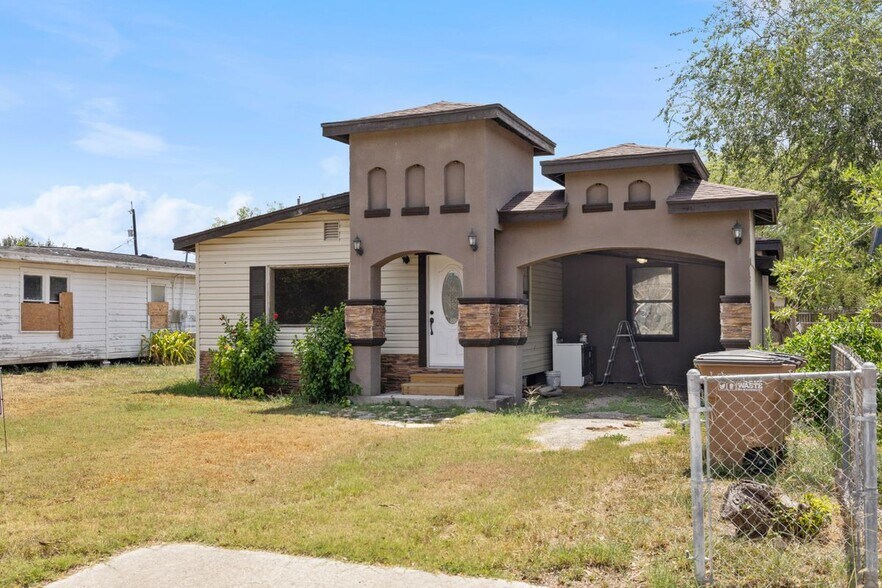 Building Photo - 1206 E Samano St
